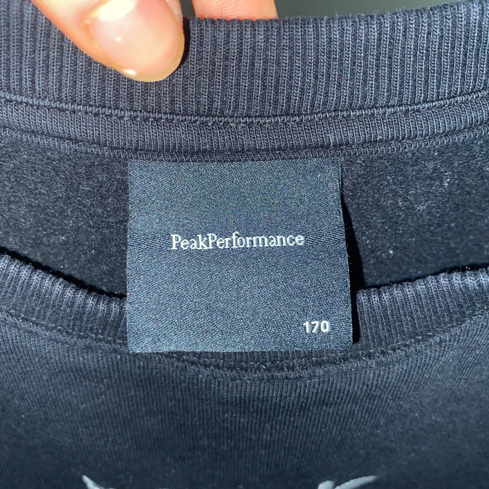 Säljer en peak performance tjock tröja i för endast 250kr+frakt. Den är i bra skick och endast använd ett par gånger. Kontakta vid intresse ❤️. Tröjor & Koftor.