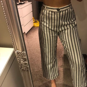 Randiga Jeans Monki - Säljer nu mina älskade randiga jeans från monki, de är i storlek 38 och i fint skick. Så fina till sommaren 🥰 köparen står för frakt! 🖤