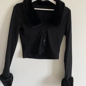 Skitsnygg Cool tröja  - jättesnygg tröja som är köpt här på plick men får tyvärr inte mycket användning för den då den är för liten! Köparen står för frakt 