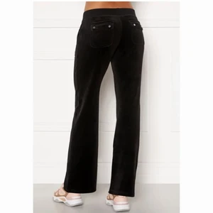 Juicy couture - Juicy couture byxor i storlek M. Väldigt bra skick! Använd endast 2-3 gånger. Köpta för 1100kr. Eftersom många var intresserade så lägger jag ut denna igen. Det är 600kr, först till kvarn!🥰