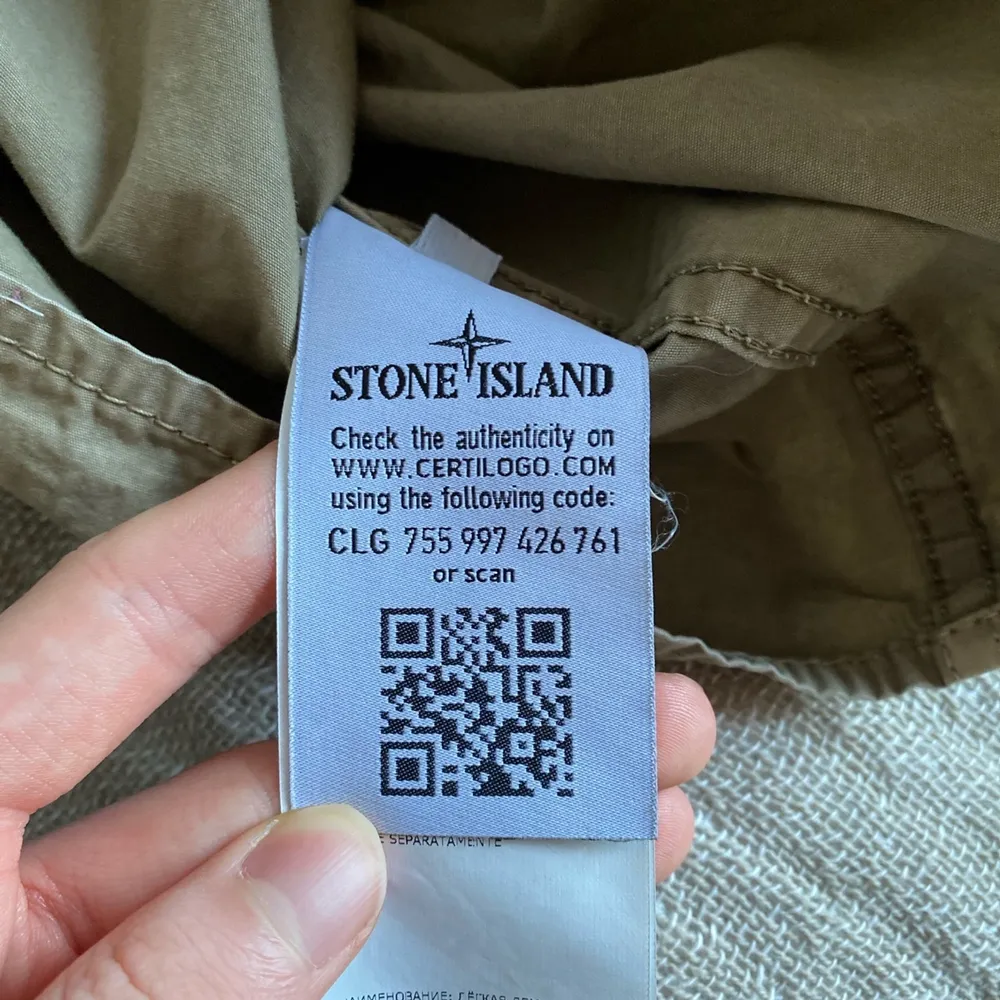 Grön stone island overshirt i perfekt skick. Kostade 3100 ny, så 2500 i perfekt skick är en riktigt bra deal. Jag har alla kvitton o tags till din så kan bevisa äkthet! Skriv för mer info/bilder.. Jackor.