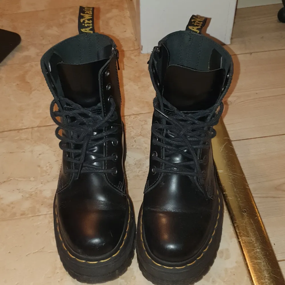 Säljer nu mina Dr. Martens, modell Jadon, är nästan aldrig använda. I väldigt bra skick! . Skor.