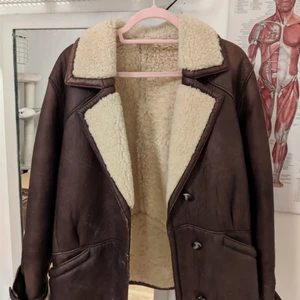 Äkta italiensk lammullsjacka, vintage - Overall bra skick, lätt sliten inuti (syns på bild).. Äkta shearling, supervarm. Italiensk 42, passar M/L, men även snygg oversized på S.