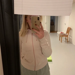 Huvtröja - Säljer denna tröja då den inte används längre, bra skick! 💗