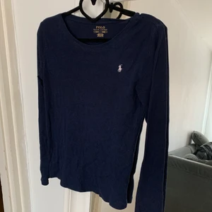 Ralph lauren tröja - Marinblå Ralph lauren tröja i strl S. Sparsamt använd. Frakt tillkommer!