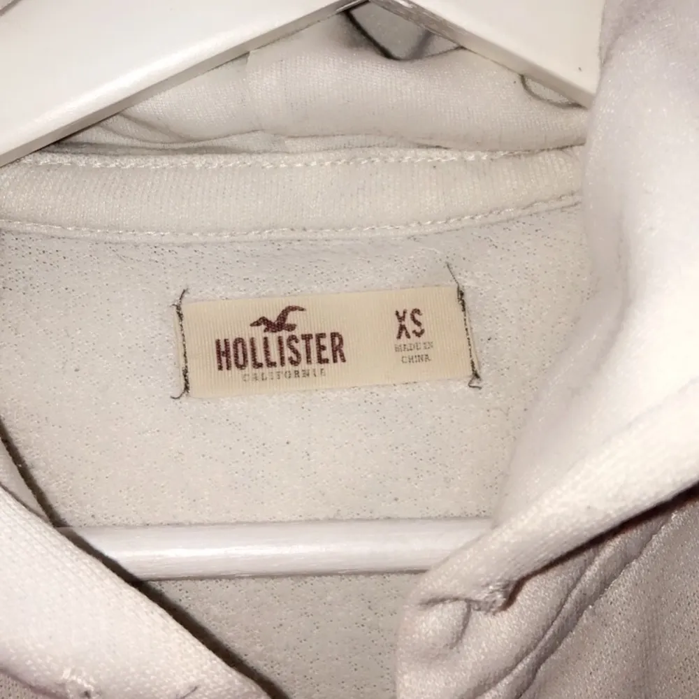 Vit Hollister huvtröja med dragkedja Storlek XS ganska tunn 150kr +frakt eller högsta bud Alla kläder skickas alltid nytvättade💕. Hoodies.