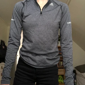 Adidas träningströja strl. S - Grå långärmad träningströja från Adidas. Kort dragkedja vid halsen. Strl. S. Jättefin och bekväm!! Gratis frakt. 