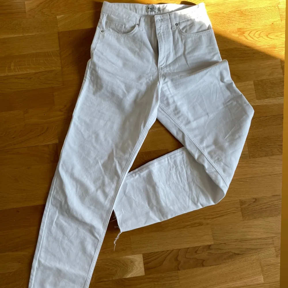 Vita jeans från NA-KD full lenght, rak modell, storlek 34, aldrig använda.. Jeans & Byxor.