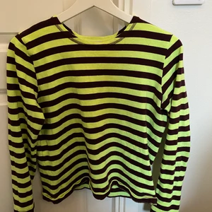 GANNI tröja  - Jättefin Limegrön och vinröd randig ganni tröja! Mycket bra skick, storlek S! 