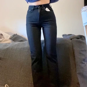 Svarta jeans med prislapp kvar  - Svarta jeans med prislapp kvar! Strl 32.