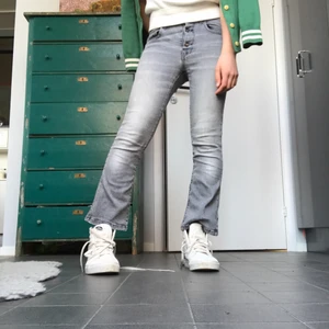 Zara jeans - Coola zara jeans med snygg tvätt i storlek XS❤️🥰! Bra skick och finns inte längre att köpa i butik! Köparen står för frakt.