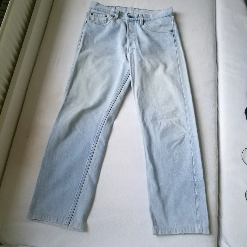 Superfina ljusa jeans från Humana, sparsamt använda! Säljer pga de är gränsen för små för mig numera. Toppen kvalite. De når botten av golvet på mig som e 168 o alla knapparna får en att känna sig väl skyddad bakom en mur av high waisted pants 🛡🗡 ett par toppen brallor helt enkelt! Tippar på storlek 38-39. Jeans & Byxor.