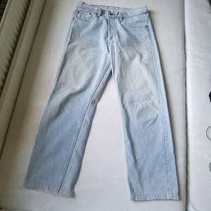 Superfina ljusa jeans från Humana, sparsamt använda! Säljer pga de är gränsen för små för mig numera. Toppen kvalite. De når botten av golvet på mig som e 168 o alla knapparna får en att känna sig väl skyddad bakom en mur av high waisted pants 🛡🗡 ett par toppen brallor helt enkelt! Tippar på storlek 38-39