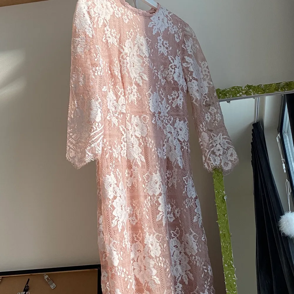 Den här superfina klänningen är använd en gång (på bal). Är figursydd o supersmickrande i spets och rosa💖 från Vila köpt på Zalando . Klänningar.