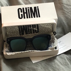 Chimi glasögon blåa - Ett par fett snygga chimi glasögon som inte kommit till användning, helt oanvända! Slutsålda från hemsidan. Färg, modell och lins finns på andra bilden. Intresserad? Buda, du kan även fråga om fler bilder💗💗