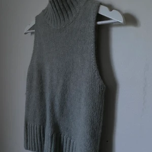 Aldrig använd!! - Jätte fin topp / väst från zara!! Storlek M men passar s,xs också 😇 hör av er vid intresse 💖💘