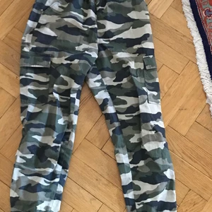 militär byxor  - jättesnygga militär byxor! resår vid ben och midja, plus fickor vid sidan av låren. JÄTTESKÖNA! självklart tvättas innan jag säljer. för mer info eller bilder skriv till mig i kommentarerna 