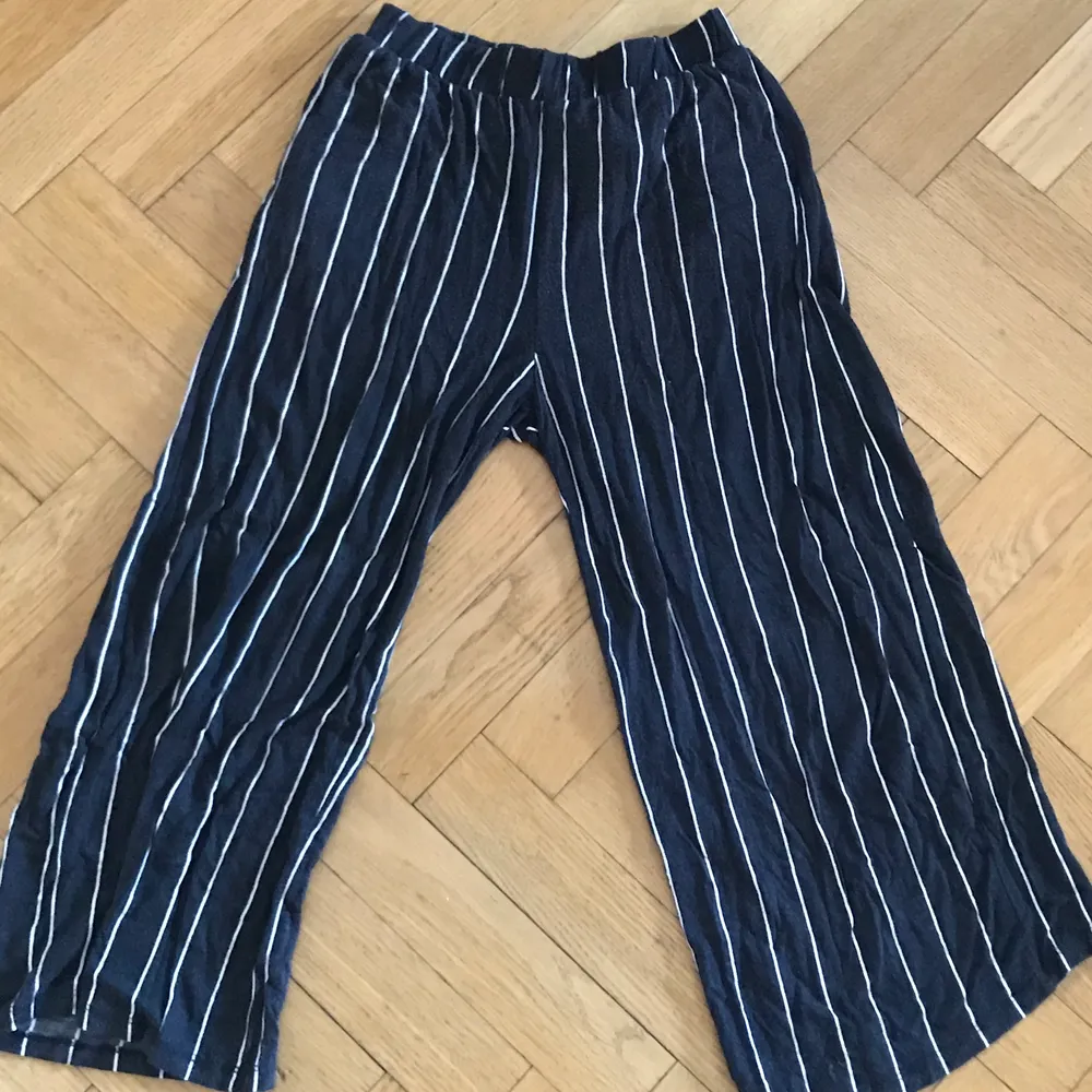 jättestiliga randiga byxor! luftiga, eleganta och jättesköna! om du vill ha mer info eller bilder skriv till mig privat. tvättar självklart innan dem säljs! . Jeans & Byxor.