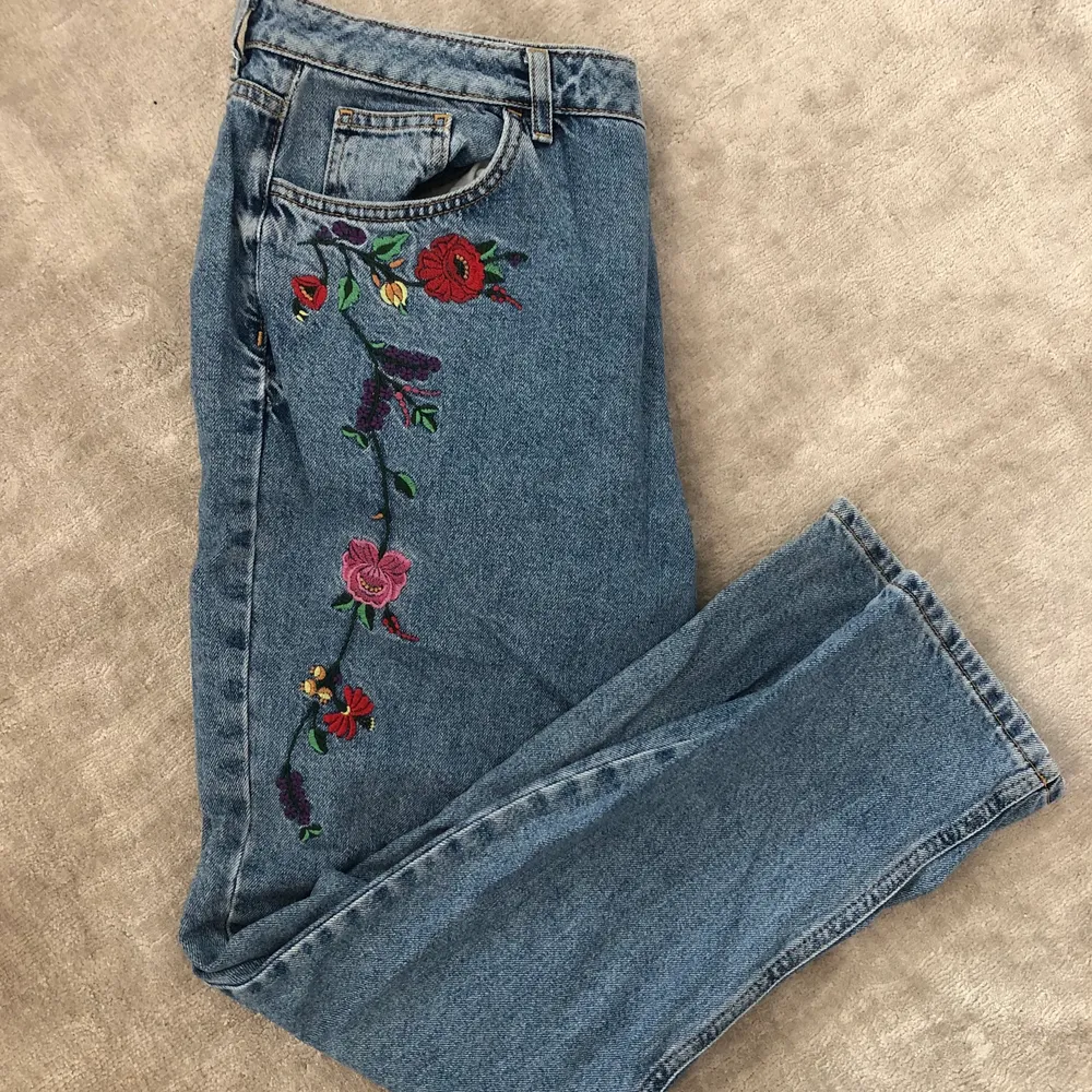 Blåa mom jeans i storlek 42! Oanvända! Superfint unikt blombroderi från Denim Co. Vid frågor är det bara att skriva !💖💖💞. Jeans & Byxor.