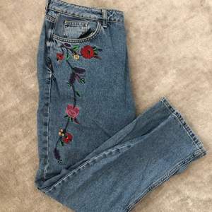 Blåa mom jeans i storlek 42! Oanvända! Superfint unikt blombroderi från Denim Co. Vid frågor är det bara att skriva !💖💖💞