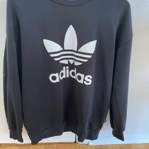 Adidas tröja - Säljer min adidas tröja då jag har tröttnat på den, den är lite oversize så den går att använda som en S