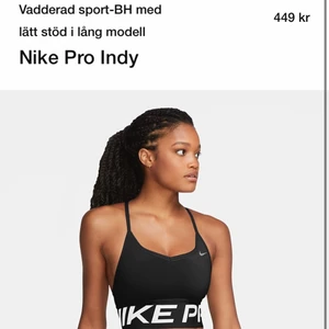 Nike pro indy  - Superfin sport-bh, ALDRIG ANVÄND, köpte den för 450kr men den va för liten för mig. Super skönt material och så fin runt om🤩🤩 har en till i rosa som ja säljer 🥰 fläckarna är från spegeln kan skicka fler bilder 😌 