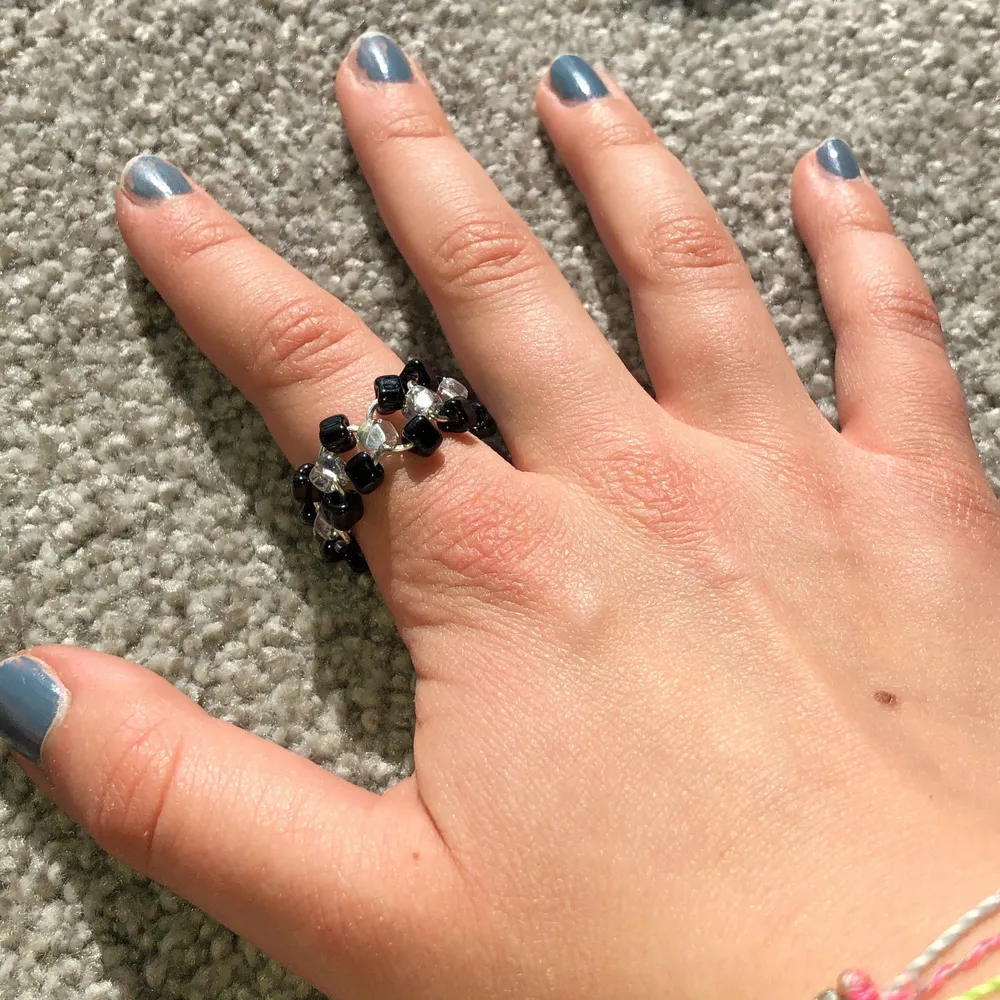 Hemmagjorda ringar med olika färger på pärlor och kan också köpas i färgen svart. Ringarna kan köpas för sig. Man kan göra dom större och mindre. 70kr med frakt ! . Accessoarer.