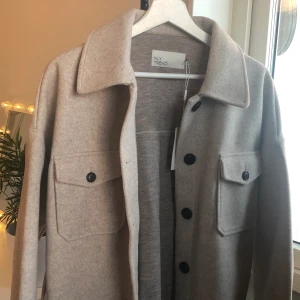 Jacka med skärp - Oanvänd Jätte fin Jacka med skärp från Nelly md prislapparna kvar. Strolek 34/XS, skulle säga att den är lite oversized. Orginal pris 699 men är slutsåld på hemsidan.