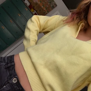 Zara tröja - Superfin zara tröja i storlek s☀️🥰! Jättefin till sommaren och är nästan helt oanvänd, i nyskick. Nypris 350kr. Köparen står för frakt!