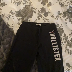 Hollister mjukisbyxor - Marinblåa mjukisbyxor från hollister. Nypris runt 600 , använd ca tre gånger. Toppskick. Passar Xs- S , mellan 160-165 cm. Kan skicka bild på om så önskas !!