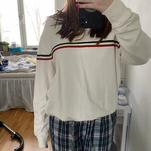 Collegetröja brandy melville  - Säljer denna collegetröja från brandy melville. Har inte kommit till användning, det är därför jag säljer den❤️❤️ den är one size och sitter oversized på mig som brukar ha s!