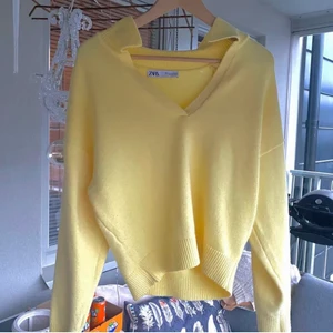 Gul tröja zara - Säljer nu min fina tröja från zara. Den är i storlek M. Köp direkt för 300kr!💓☺️💜