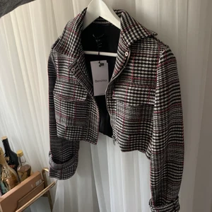 Jacka - Cool jacka i rutigt mönster och bra material! Storlek XS från Bershka. Helt oanvänd med lappen kvar!🖤🖤🖤❤️