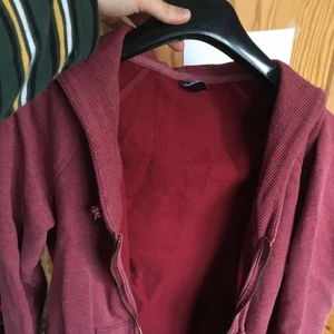 365 sunshine huvtröja  - En vinröd huvtröja i storlek S, passar medium också, fett snygg och chill att ha på en tisha, använd till nån vecka så hyfsat ny