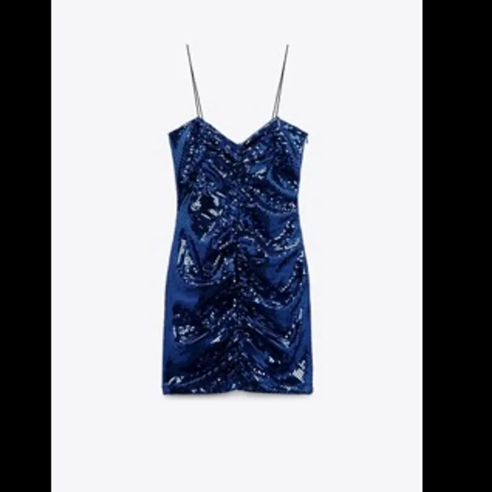 Säljer denna zara klänning! Strl M, glittrig med paljetter. Aldrig använd, pris 200kr eller bud, nypris 500kr. Klänningar.