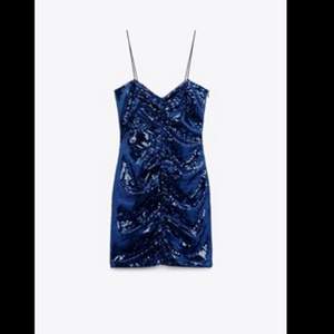 Säljer denna zara klänning! Strl M, glittrig med paljetter. Aldrig använd, pris 200kr eller bud, nypris 500kr