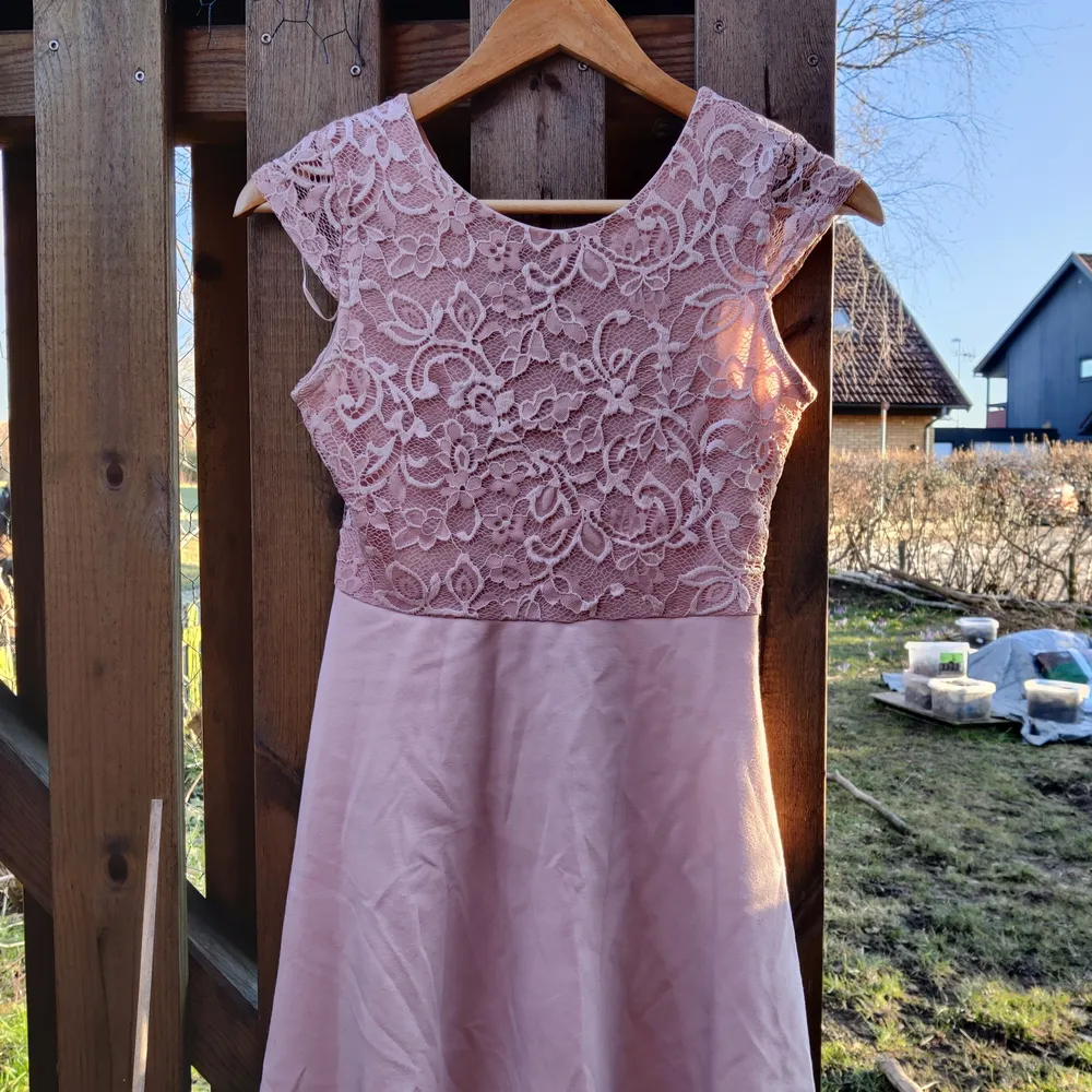 Klänning 🤍 Jättefin rosa klänning med spets och guld dragkedja. Endast använd fåtal gånger, så mycket bra skick. Storlek 146/152, motsvarar XS 45kr. Klänningar.