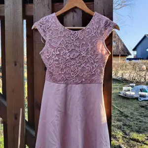 Klänning 🤍 Jättefin rosa klänning med spets och guld dragkedja. Endast använd fåtal gånger, så mycket bra skick. Storlek 146/152, motsvarar XS 45kr
