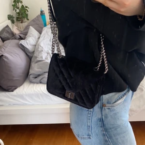 Väska  - Säljer denna väska, vet dock inte vart den är ifrån, men den är nästan aldrig använd💕💕
