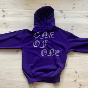 One of One hoodie - Lila One of One hoodie men rhinestones. Har inte haft på mig den så mycket så den är i perfekt skick. Finns inte att köpa på deras hemsida längre.