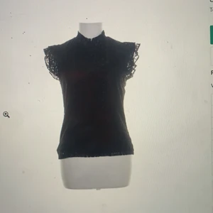 Säljer jätte fin topp  - Säljer en jötte fin topp, som passar bra nu till våren eller till en fest. Den kommer från Stockholm LM men är köpt från sellpy. Kom priv om ni vill ha bilder på eller har fler frpgor. Köparen står för frakten som är ungefär 49 tror jag💗