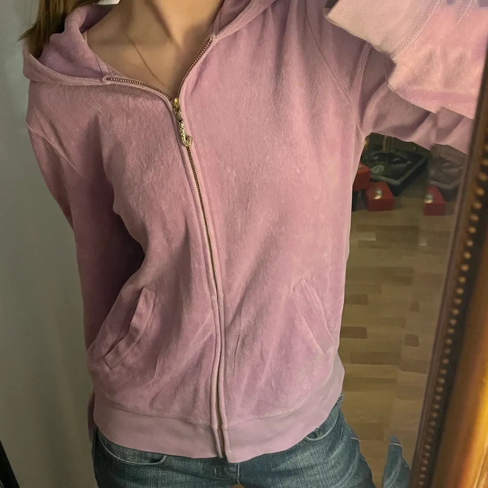 Juicy Couture överdel. Färgen syns bäst på första bilden hur den ser ut irl. Är i strl L, men skulle säga att den motsvarar en 36/38. Hänget för dragkedjan är något sliten då några av stenarna har fallit av. Men förutom det är den i fint skick. Har du några frågor så fråga mig via plickmeddeladen. Vid stort intresse blir det budgivning. 💜 . Tröjor & Koftor.