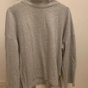 ribbad polotröja  - Ljusgrå ribbad polotröja som är L men liten i storlek så även en M!💕 Skriv vid fler frågor