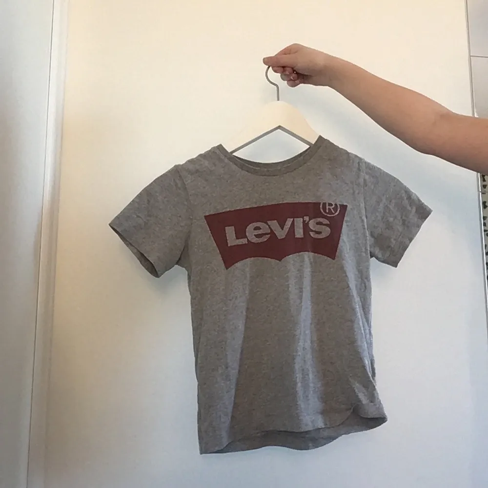 Jag säljer en Levi’s t-shirt i storlek 140/146💗. T-shirts.