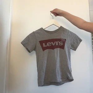 Levi’s - Jag säljer en Levi’s t-shirt i storlek 140/146💗