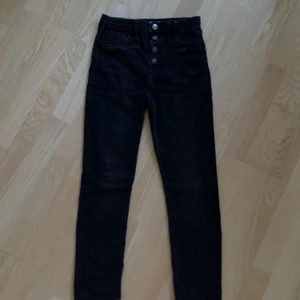 HIGH WAIST - Jag säljer ett par svarta hög midjade skinny jeans med 4st knappar💖