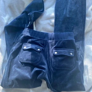 JUICY BYXOR - ❌DRA DIG INTE UR OM DU HAR LAGT BUD, FRAKT INGÅR EJ❌Intressekoll på mina juicy byxor i XS, slutsålda på hemsidan. Säljer endast för bra pris eller i utbyte mot någon annan färg som jag gillar💗💗 kom privat för fler bilder