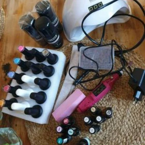 Gellack set - Försökte mig på detta men var inte min grej. Dem flerbostadshus lack är helt nya och oanvända, finns dubbelt av primer, base coat, shine coat, borttagnibgsmedel (två oöppnade) handfil och elektrisk fil med extra utbytbara filar, uv lampa. Samt några extra hybrid lack. Observera att varje lack kostade mellan 145:-/st och 175:-/st.