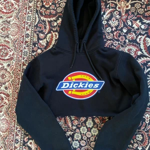 Cropped dickies hoodie - En avklippt svart hoddie från dickies. Bra skick. Knappt använd. 