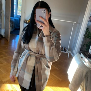 Kappa - Säljer min fina kappa ifrån Vero moda som inte kommer till användning och är för liten. Kappan är i storlek M och är i väldigt fint skick 